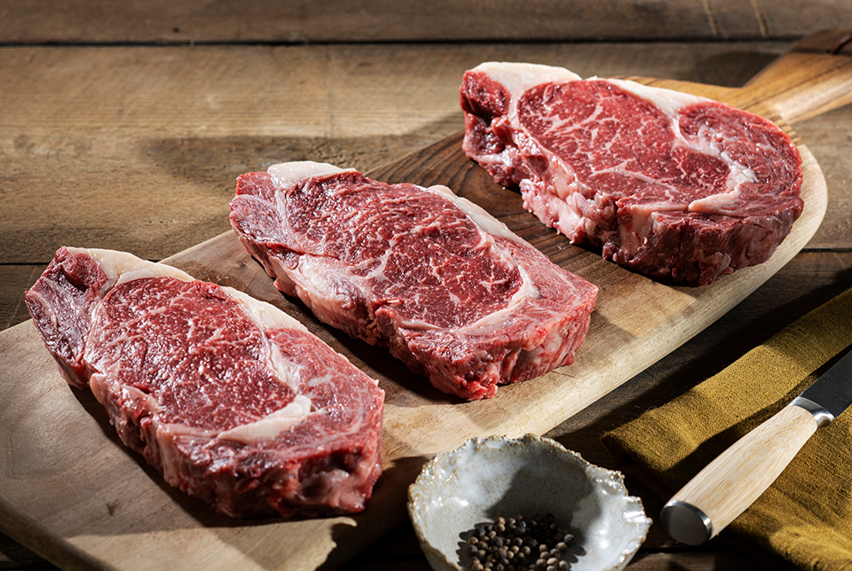 Carne infiltrada cubierta por una fina capa de grasa que la hace sabrosa y tierna.